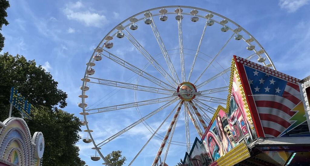Das Riesenrad vor einem blauen Himmel